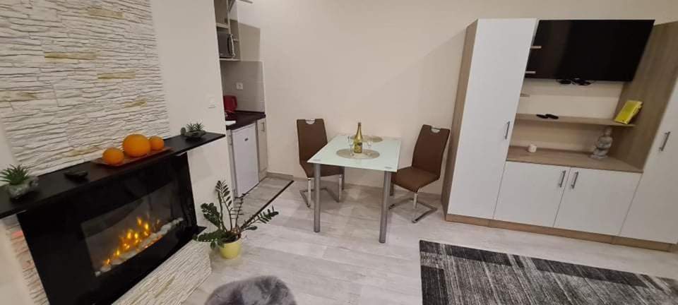 Rozsa Apartmanhaz Seghedin Exterior foto