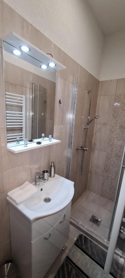 Rozsa Apartmanhaz Seghedin Exterior foto