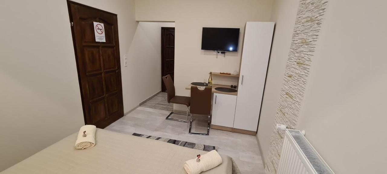 Rozsa Apartmanhaz Seghedin Exterior foto