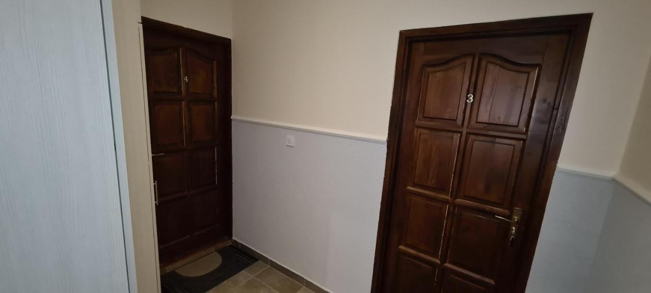 Rozsa Apartmanhaz Seghedin Exterior foto