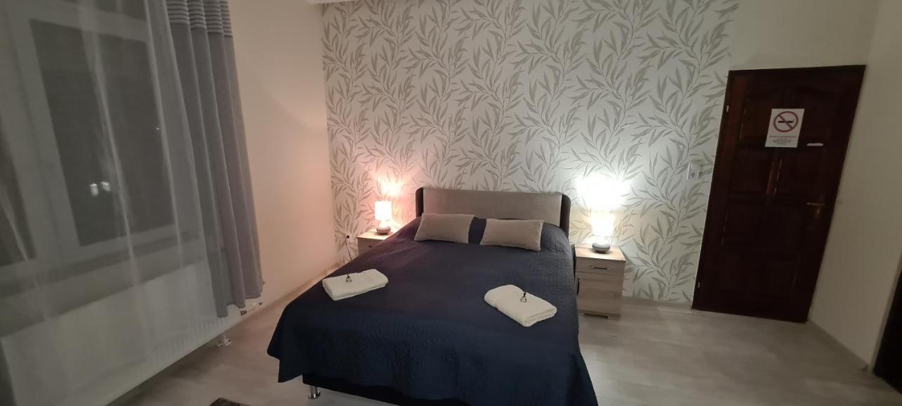 Rozsa Apartmanhaz Seghedin Exterior foto
