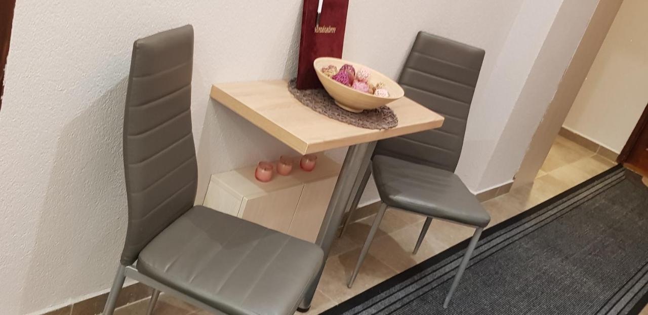 Rozsa Apartmanhaz Seghedin Exterior foto