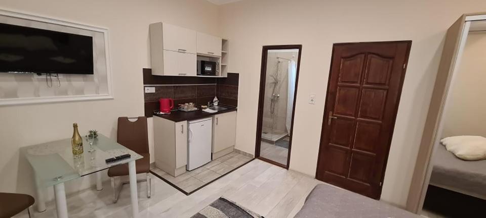 Rozsa Apartmanhaz Seghedin Exterior foto