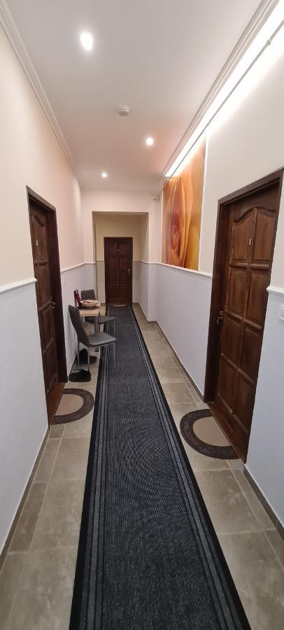 Rozsa Apartmanhaz Seghedin Exterior foto