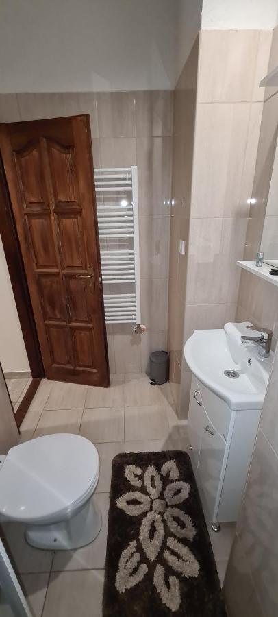 Rozsa Apartmanhaz Seghedin Exterior foto