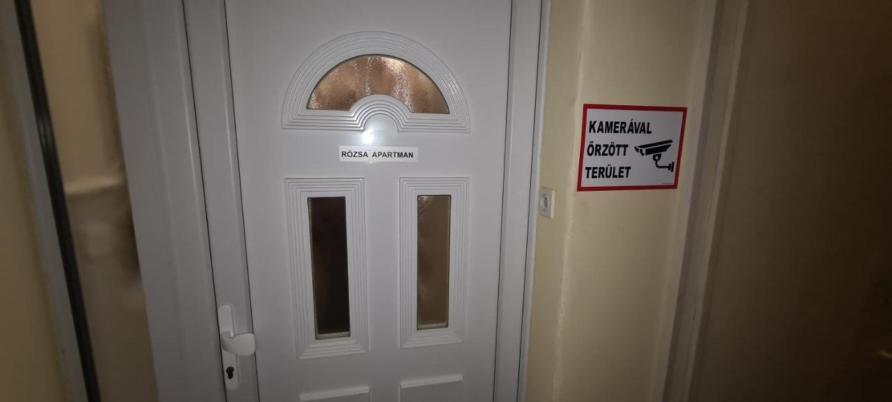 Rozsa Apartmanhaz Seghedin Exterior foto