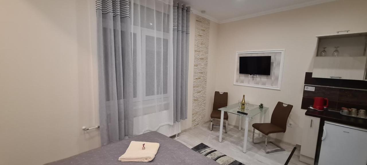 Rozsa Apartmanhaz Seghedin Exterior foto