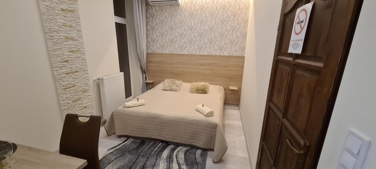 Rozsa Apartmanhaz Seghedin Exterior foto