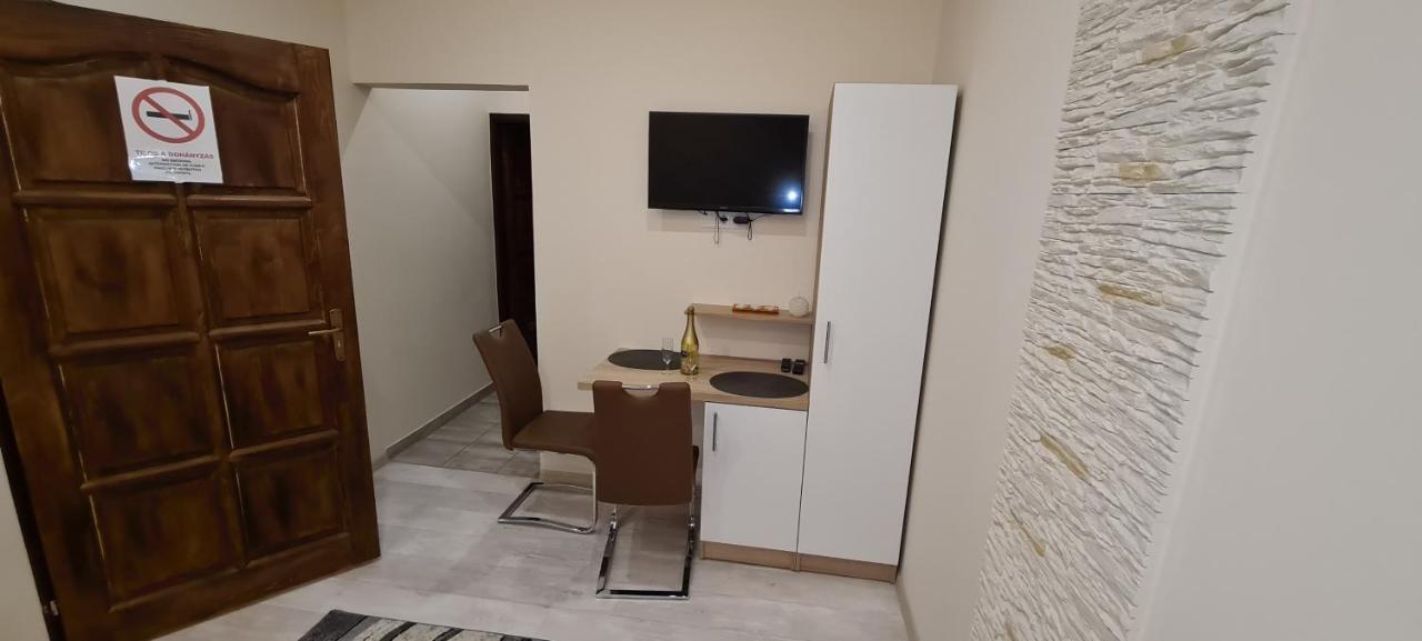 Rozsa Apartmanhaz Seghedin Exterior foto