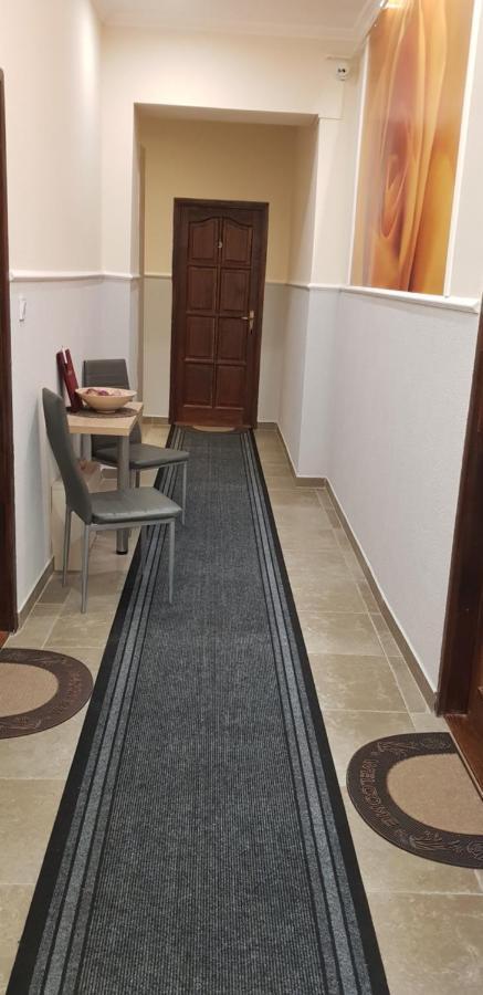 Rozsa Apartmanhaz Seghedin Exterior foto