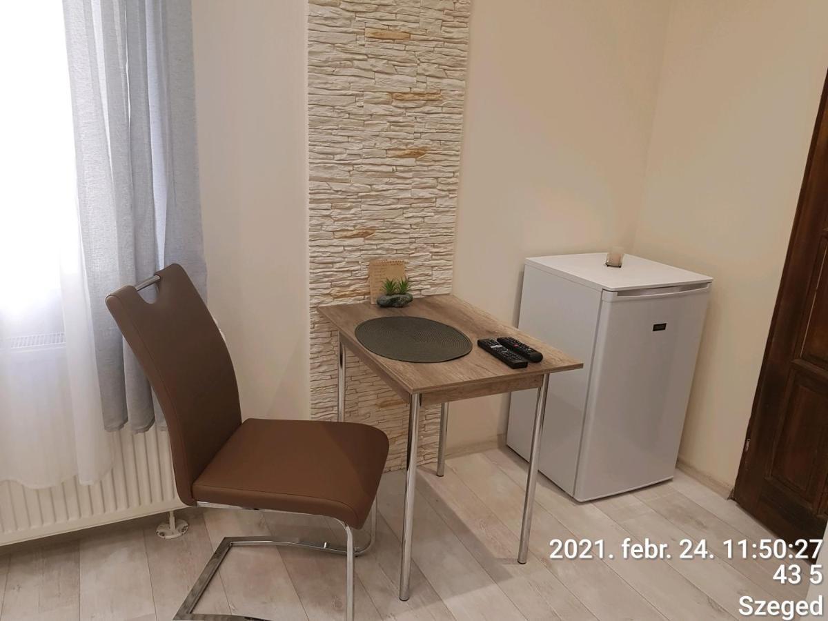 Rozsa Apartmanhaz Seghedin Exterior foto