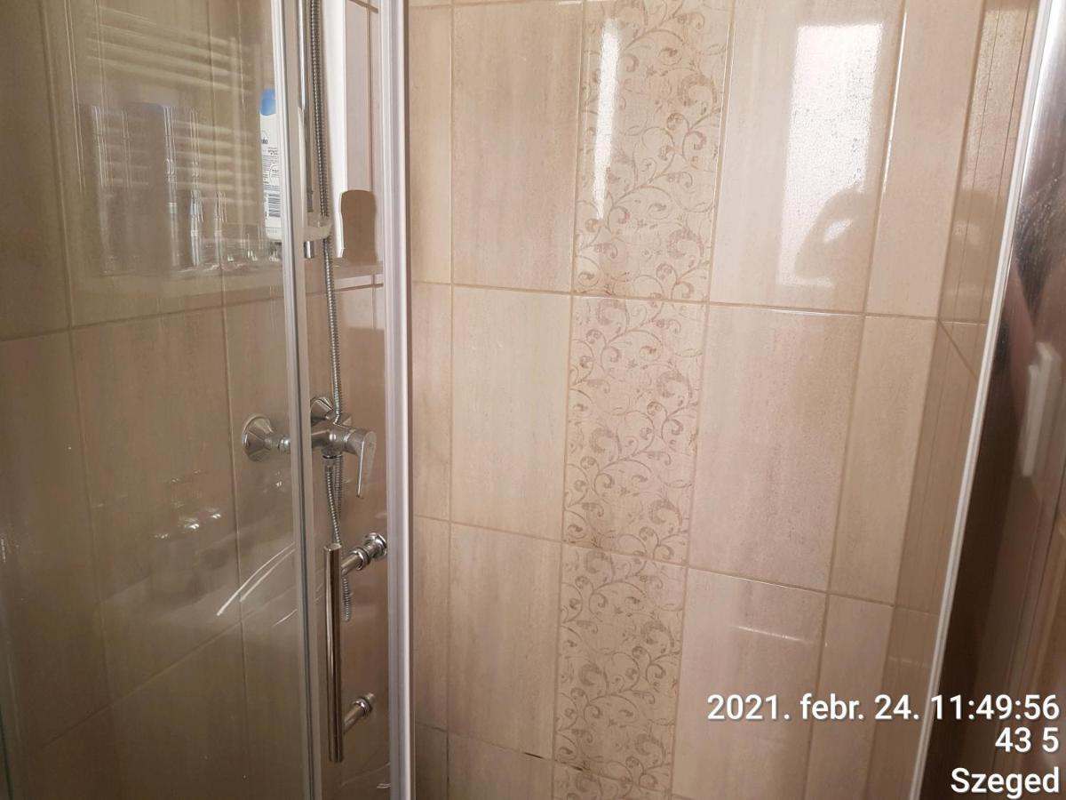 Rozsa Apartmanhaz Seghedin Exterior foto