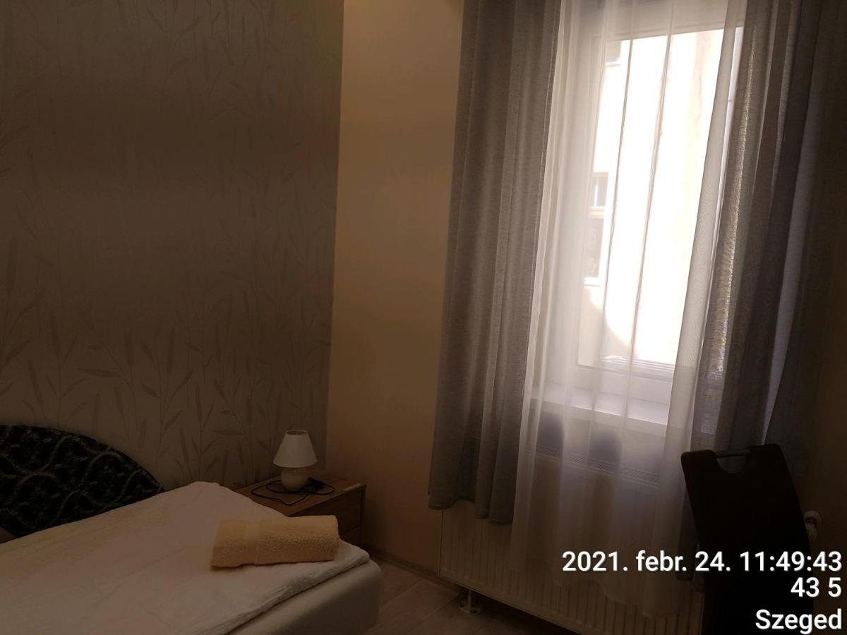 Rozsa Apartmanhaz Seghedin Exterior foto