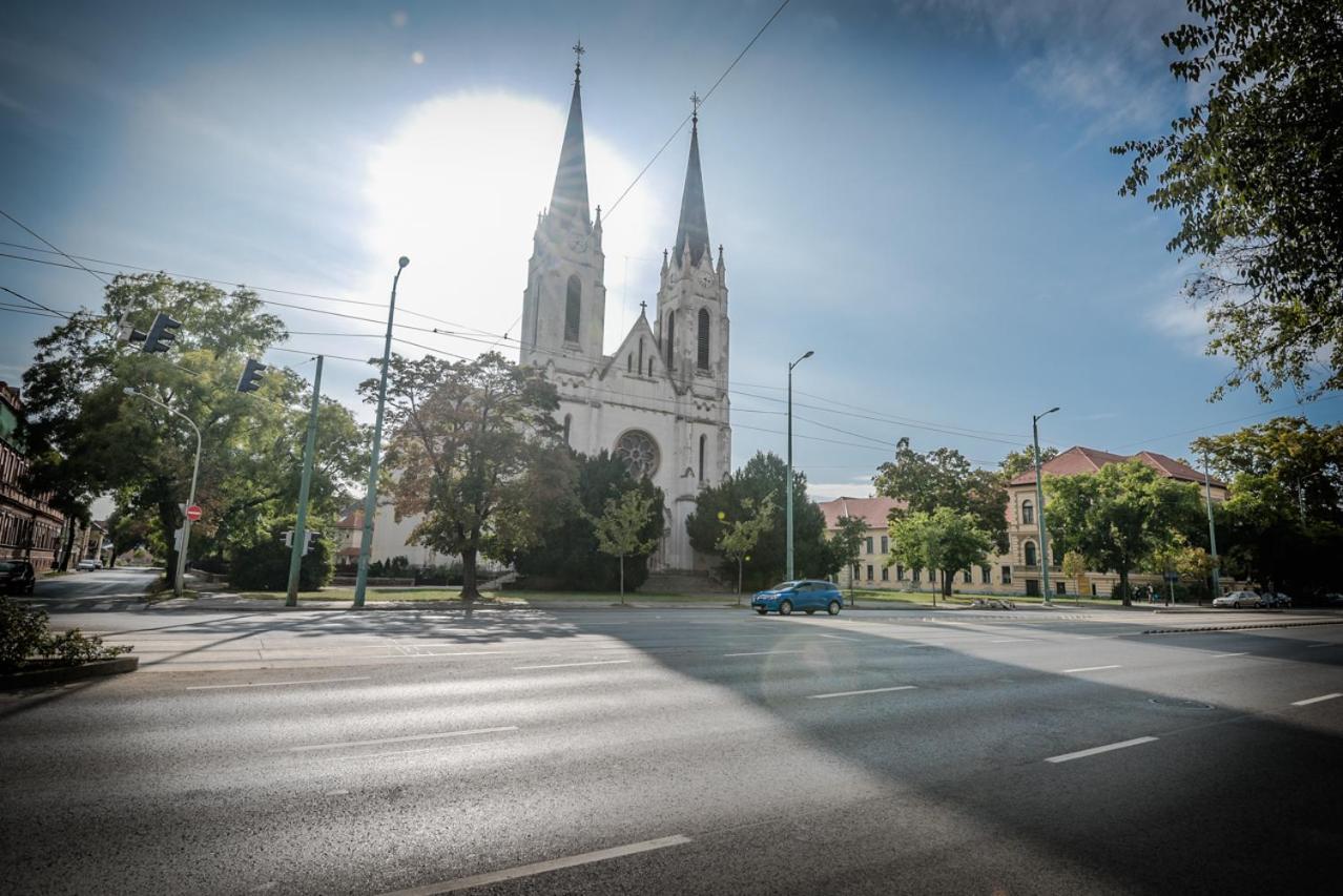 Rozsa Apartmanhaz Seghedin Exterior foto