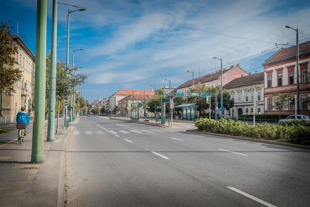 Rozsa Apartmanhaz Seghedin Exterior foto