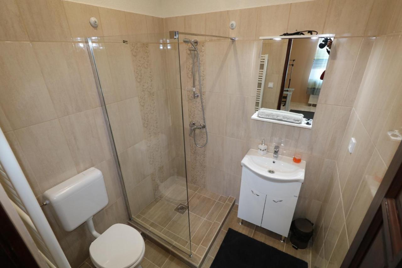 Rozsa Apartmanhaz Seghedin Exterior foto